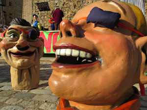 Carnestoltes 2020 a Girona. Disfresses i cercavila pels carrers del Barri Vell