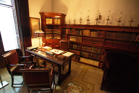 Despatx de Santiago Mas&oacute; (1878-1960) germ&agrave; de Rafael Mas&oacute;, qui va heretar la casa a la mort dels seus pares