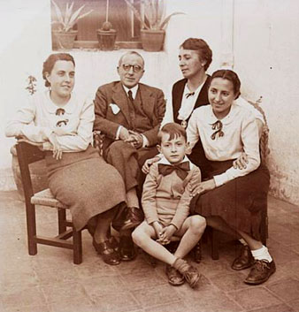 Retrat de la fam&iacute;lia Arag&oacute;-Mas&oacute;. Al centre, el matrimoni format per Estanislau Arag&oacute; i Maria Mas&oacute;. A banda i banda les seves filles: Montserrat a l'esquerra Anna Maria a la dreta. Assegut davant, Narc&iacute;s-Jordi Arag&oacute;. 1939