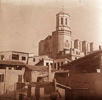 Vista de la Catedral des de la Casa Mas&oacute; al carrer Ballesteries. 1943