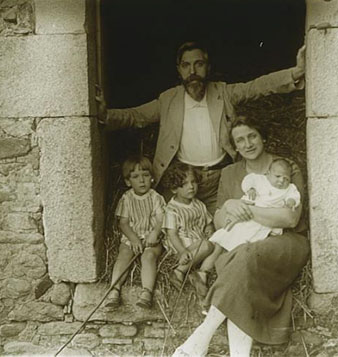 Estada de la fam&iacute;lia Mas&oacute; al Mas Bru de Domeny. Retrat de Rafael Mass&oacute; i Esperan&ccedil;a Bru, amb els seus fills Rosa, Francesc i Jordi, a la porta d'un estable del Mas Bru. 1925