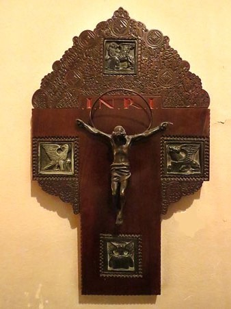Creu amb símbols d'Apòstols. Obra de l'ebenista Adolf Fargnoli