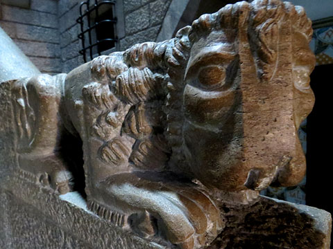 Detall escultòric de la barana de l'entrada