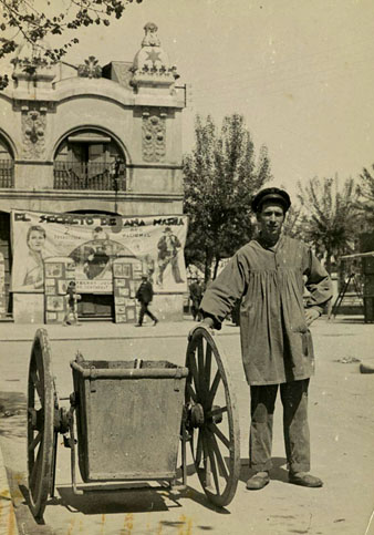 Retrat de Joan Frigola Pérez, projeccionista del cinema Modern, a la plaça Independència. Al fons, el cinema Coliseo Imperial. 1936