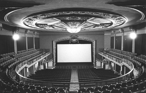 Vista general del Teatre Albéniz on s'observen les grades, la cúpula i la pantalla de cinema. 03/03/1997