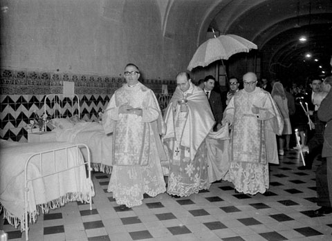 Jornada de comunions als malalts de l'Hospital Santa Caterina. Observi's el paraigua blanc esmentat al text. 1963