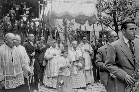 Jornada de comunions als malalts de l'Hospital Santa Caterina. Sortida del bisbe, Josep Cartañà, al pati de les Magnòlies. 1955