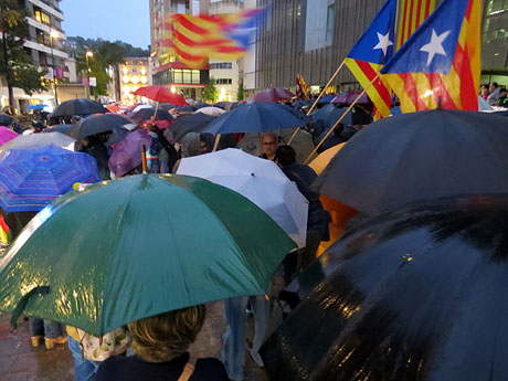 Concentraci&oacute; davant la seu de la Generalitat en defensa de les institucions catalanes