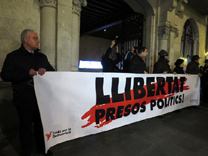 Concentració a la plaça del Vi per protestar contra la decisió del jutge del Tribunal Suprem