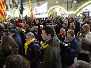 Concentraci&oacute; a la pla&ccedil;a del Vi per protestar contra la decisi&oacute; del jutge del Tribunal Suprem