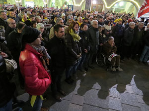 Concentraci&oacute; a la pla&ccedil;a del Vi per protestar contra la decisi&oacute; del jutge del Tribunal Suprem