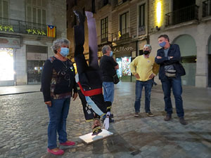 Crema popular de fotos del rei d'Espanya a la plaça del Vi sota el lema 'Ni rei ni corona'