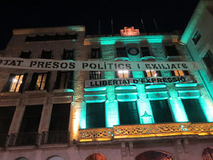 Crema popular de fotos del rei d'Espanya a la plaça del Vi sota el lema 'Ni rei ni corona'