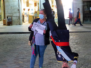 Crema popular de fotos del rei d'Espanya a la plaça del Vi sota el lema 'Ni rei ni corona'
