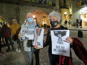 Crema popular de fotos del rei d'Espanya a la plaça del Vi sota el lema 'Ni rei ni corona'