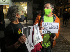 Crema popular de fotos del rei d'Espanya a la plaça del Vi sota el lema 'Ni rei ni corona'