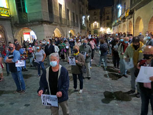 Crema popular de fotos del rei d'Espanya a la plaça del Vi sota el lema 'Ni rei ni corona'