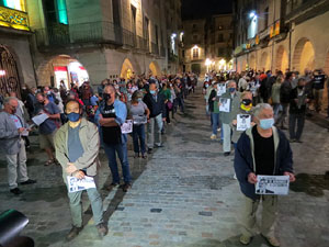 Crema popular de fotos del rei d'Espanya a la plaça del Vi sota el lema 'Ni rei ni corona'