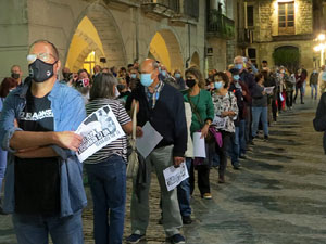 Crema popular de fotos del rei d'Espanya a la plaça del Vi sota el lema 'Ni rei ni corona'