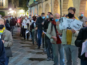 Crema popular de fotos del rei d'Espanya a la plaça del Vi sota el lema 'Ni rei ni corona'