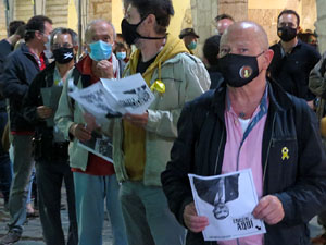 Crema popular de fotos del rei d'Espanya a la plaça del Vi sota el lema 'Ni rei ni corona'