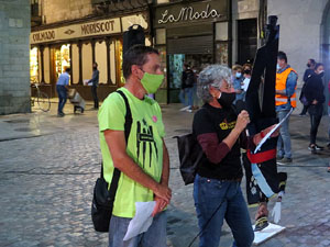 Crema popular de fotos del rei d'Espanya a la plaça del Vi sota el lema 'Ni rei ni corona'