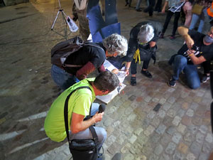 Crema popular de fotos del rei d'Espanya a la plaça del Vi sota el lema 'Ni rei ni corona'