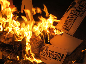 Crema popular de fotos del rei d'Espanya a la plaça del Vi sota el lema 'Ni rei ni corona'