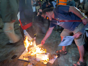 Crema popular de fotos del rei d'Espanya a la plaça del Vi sota el lema 'Ni rei ni corona'