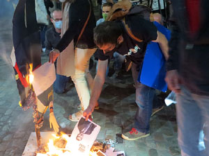 Crema popular de fotos del rei d'Espanya a la plaça del Vi sota el lema 'Ni rei ni corona'