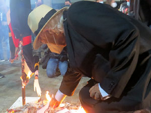 Crema popular de fotos del rei d'Espanya a la plaça del Vi sota el lema 'Ni rei ni corona'