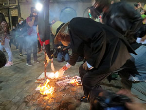Crema popular de fotos del rei d'Espanya a la plaça del Vi sota el lema 'Ni rei ni corona'