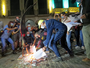 Crema popular de fotos del rei d'Espanya a la plaça del Vi sota el lema 'Ni rei ni corona'