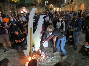 Crema popular de fotos del rei d'Espanya a la plaça del Vi sota el lema 'Ni rei ni corona'