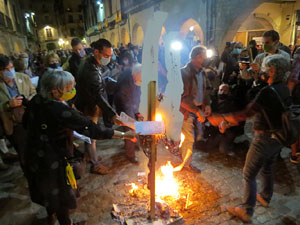 Crema popular de fotos del rei d'Espanya a la plaça del Vi sota el lema 'Ni rei ni corona'