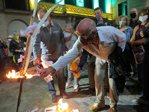 Crema popular de fotos del rei d'Espanya a la plaça del Vi sota el lema 'Ni rei ni corona'