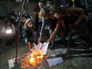 Crema popular de fotos del rei d'Espanya a la plaça del Vi sota el lema 'Ni rei ni corona'