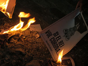 Crema popular de fotos del rei d'Espanya a la plaça del Vi sota el lema 'Ni rei ni corona'