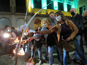 Crema popular de fotos del rei d'Espanya a la plaça del Vi sota el lema 'Ni rei ni corona'