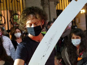 Crema popular de fotos del rei d'Espanya a la plaça del Vi sota el lema 'Ni rei ni corona'