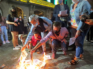 Crema popular de fotos del rei d'Espanya a la plaça del Vi sota el lema 'Ni rei ni corona'