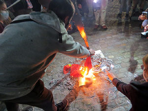 Crema popular de fotos del rei d'Espanya a la plaça del Vi sota el lema 'Ni rei ni corona'