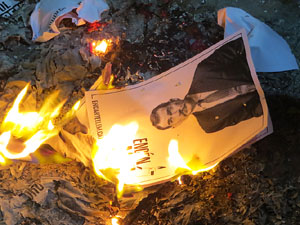 Crema popular de fotos del rei d'Espanya a la plaça del Vi sota el lema 'Ni rei ni corona'