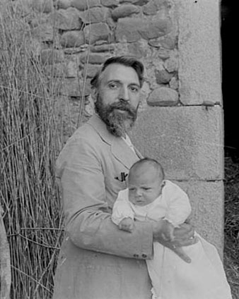 Retrat de Rafael Masó amb el seu fill Jordi en braços, al Mas Bru. 26/08/1925