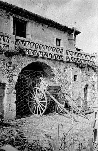 Façana de la masia de Can Sopa, al barri de Fontajau. 1960