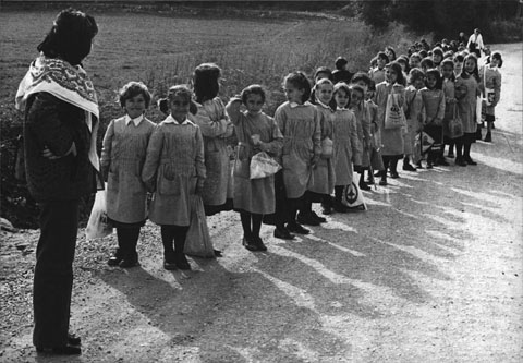 Col·legi de nenes celebrant el Dijous Gras. 1979