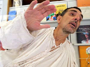 Festival Fitag 2020. Girona pren vida. Espectacles als aparadors de les botigues de Girona