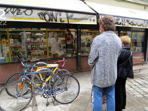 Festival Fitag 2020. Girona pren vida. Espectacles als aparadors de les botigues de Girona