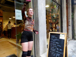 Festival Fitag 2020. Girona pren vida. Espectacles als aparadors de les botigues de Girona