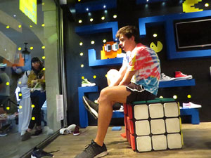 Festival Fitag 2020. Girona pren vida. Espectacles als aparadors de les botigues de Girona